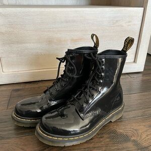 Dr. Martens 1460 WOMEN'S PATENT LEATHER LACE UP BOOTS